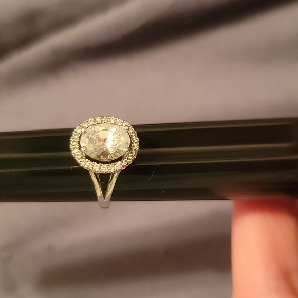 Oval Floating Halo Ring - Picture 4 of 7